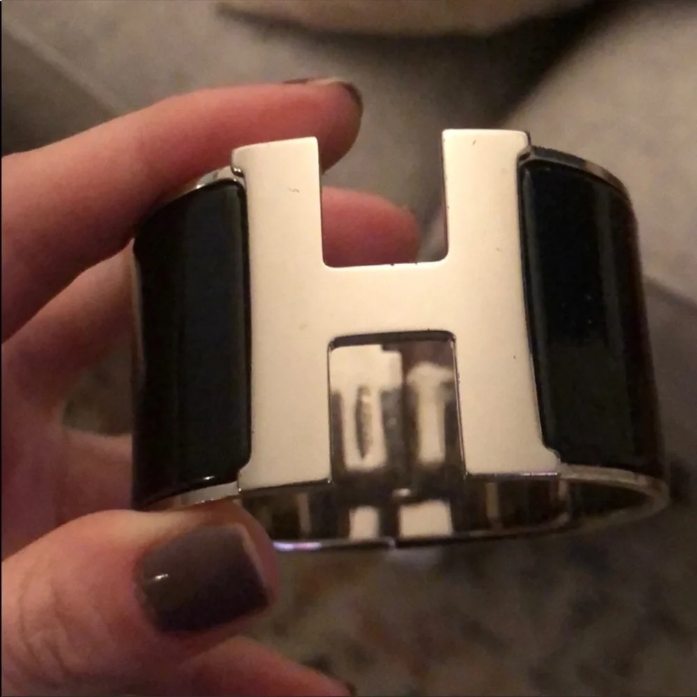 Click clack Hermes large I am a size six I think a T something I can look 👍 - Picture 4 of 10